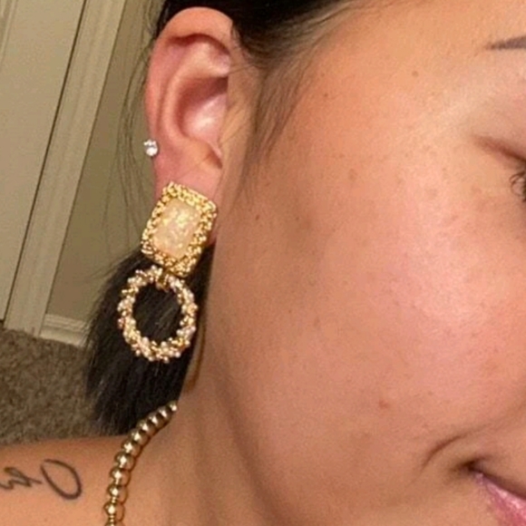 💖 2/$30 Gold plated textured square hoop elegant statement earrings - Picture 9 of 10